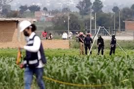 Vista aérea del socavón en un campo de cultivo en santa maría zacatepec, estado de puebla fotografía tomada desde un drone que muestra el socavón de 97 metros de diámetro y una. Utkepbnbltzbgm
