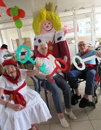 Les fêtes de bayonne, l'un des plus grands rassemblements festifs d'europe, se sont ouvertes mercredi soir, protégées par un au fil des ans, de nombreuses célébrités ont défilé au balcon pour perpétuer ce rituel de lancer des clés et d'ouverture des fêtes, comme johnny hallyday en 1972 ou. Jete Des Cles Pour L Ouverture Des Fetes De Bayonne 2016 En Presence Du Roi Leon Reseau Ehpad Pays Basque