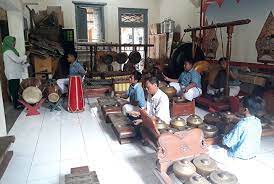 Ia bercerita, rasa keingintahuannya akan gamelan membuatnya memberanikan diri belajar hingga ke solo. Jaga Kearifan Lokal Smp 5 Kudus Ajari Siswa Karawitan