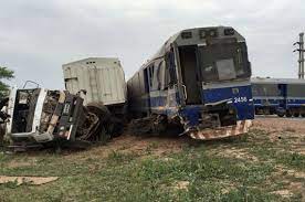 Ferrocarriles Del Sud 10 Heridos En Un Choque Entre Un Tren Y Un Camion Tren Camiones De Transporte Tren De Pasajeros