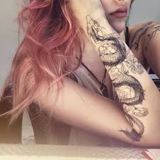 Dragon Schwarz Und Weiss Unterarm Tattoo Rosa Haare Quelle Von Ninetta Tattoo 2020 Siyah Dovmeler Marquesas Dovmeleri Dovme Kadin