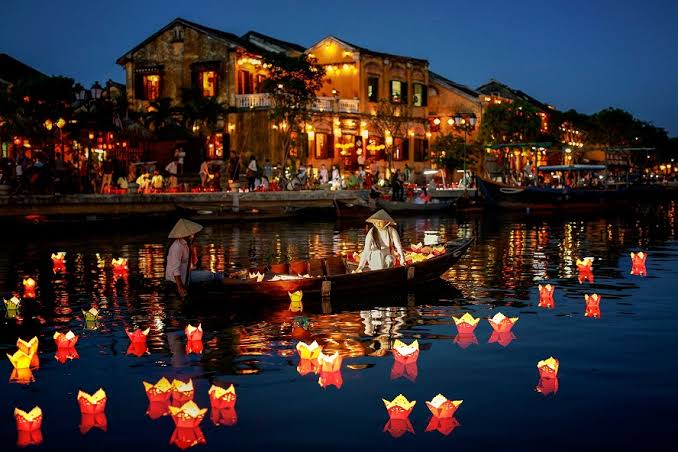 Hoi An lantern boat ride: A must-try activity at night – VinWonders