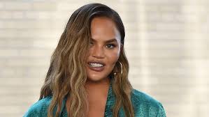She formerly was a part of the lifestyle panel talk show fablife. Ich Sterbe Hier Chrissy Teigen Geht Unter Die Pferdefreunde N Tv De