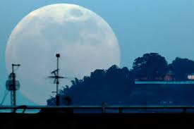 En 2021, vous pourrez observer une authentique super lune le 26 mai puisque le satellite naturel de notre planète se trouvera à seulement 357.309 kilomètres de la terre, ce qui occasionnera en outre de fortes marées. Super Lune Aura T On Une Chance De L Observer En France