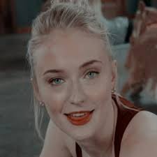 Amy Thacker. (@artsyblueeyes)