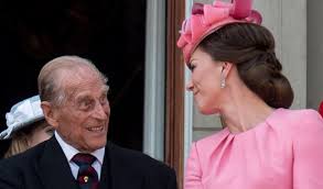 Die queen und prinz philip hatten sich bereits mitte märz nach schloss windsor zurückgezogen. How Duchess Kate Is Following In Prince Philip Footsteps