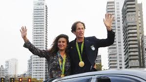 Santiago lange y cecilia carranza, vigentes campeones olímpicos, tuvieron tres regatas complicadas en la jornada olímpica de este sábado, en las que finalizaron 6°, 14° y 10°.con estos. Lange Y Carranza Seran Los Abanderados De La Argentina En Tokio 2021
