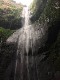 Tekaan telu waterfall,atau di kenal dengan air terjun tinoor yang berada di kota tomohon desa tinoor,menjadi satu objek yang menarik dan mentenangkan untuk di kunjungi,tapi alternatif jalan yang kurang baik sehingga banyak pengunjung yang tidak sempat sampai di airterjun. August 2019 Elizhitomi2