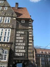 the bremer marktplatz bremen market square is a square situated in the centre of the hanseatic city of bremen germany bremen public square christmas market
