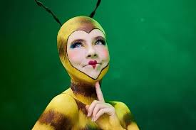 This little bee buzzed right onto the OVO Cirque du Soilel stage to me! I'm  obsessed! 😍 Model: @jem_wibs Photographer: @ktbsaysrelax #photo  #photooftheday #pic #picoftheday #model #professionalphoto  #professionalphotography #bee #cirquedusoleil #bald ...