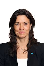 Sekunder senere stikker hunden av midt på flyplassen