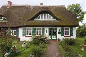 Zum beispiel diese imposante ruine, bei deren anblick sie sicher ins schwärmen geraten! Traditionelles Haus Mit Strohdach Und Garten In Born Fischland Darss Zingst Kuste Der Ostsee Mecklenburg Vorpommern Deutschland Europa Lizenzfreie Fotos Bilder Und Stock Fotografie Image 22051317