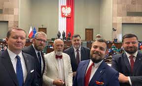 Były kandydat na prezydenta polski dołączy do ruchu narodowego i wolności w walce o europarlament. Tak Sie Bawia Politycy Konfederacji Poslowie Bez Maseczek W Sejmie Braun W Zamaskowanym Zn Niezamaskowani Konfederaci