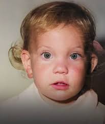 This little girl was abandoned by her superstar dad aged just 2 😲💔 He  disowned her, saying she's "dead" to him 😔... now she's a famous actress  😮 Check Comments to see who it is 👇👇