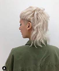 Maybe you would like to learn more about one of these? Shaved Sides Modern Mullet Modern Mullet Shaved Sides Vokuhila Frisur Frisur Ideen Haarschnitt Ideen