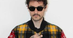 Carl Brave presenta "Notti brave amarcord". "E' il mio ritorno alle  origini"