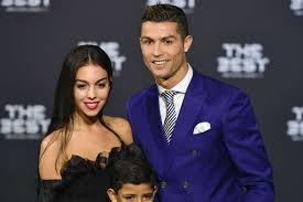 Die kurzfristige abreise von cristiano ronaldo nach dem aus im halbfinale des confed cups gegen chile verwirrte zunächst. Das Ist Georgina Rodriguez Freundin Von Cristiano Ronaldo Goal Com
