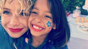 A cantora luciana abreu mostrou, mais uma vez, que é uma mãe babada. Luciana Abreu Mostra A Encantadora Festa De Aniversario Da Filha