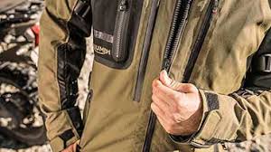 Cette veste se porte sous une veste moto et sur une première couche légère. Vetements