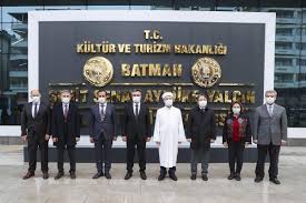 .teröristlerin saldırısı sonucu şehit düşen müzik öğretmeni şenay aybüke yalçın'ın adı yaşatılacak. Diyanet Isleri Baskani Erbas Sehit Senay Aybuke Yalcin Il Halk Kutuphanesini Ziyaret Etti