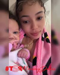 Depende sa phone mo at kung may wireless charging earbuds mo, pwede ka mag  reverse wireless charging from phone to earbuds.