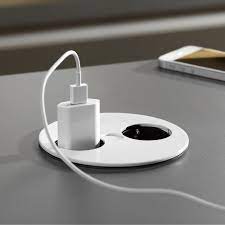 Minimalna głebokość montażu umożliwia montaż gniazda nad szufladą. Twist Bachmann