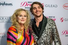 La madre del actor RJ Mitte insta a padres a estar atentos a señales de alerta tras la muerte de la estrella de ‘Breaking Bad’