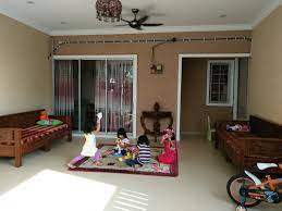 Setiap unit di villa ini dilengkapi dengan ac, lemari pakaian, dan area tempat duduk di dalamnya. Sueperb Mama Deko Minimalis Ruang Parking Rumah Teres