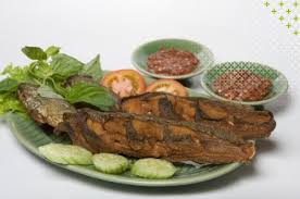 1 sdm ketunbar, haluskan 5 siung bawang putih, haluskan 1 sdt garam halus 2 sdm air jeruk nipis 2 cm kunyit. Resep Pecel Lele Aneka Resep Masakan Lele