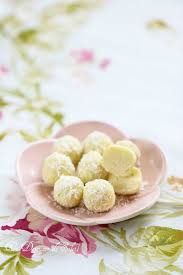 Truffes Au Chocolat Blanc Coco Et Citron Vert Un Dejeuner De Soleil Truffes Au Chocolat Truffe Chocolat Blanc Alimentation