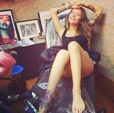 Βρήκε λοιπόν ένα πολύ πρωτότυπο τρόπο για να τους κουβαλά πάντα μαζί της. Ta Tatoyaz Twn Ellhnidwn Poy Bazoyn Mpoyrloto Sto Instagram Patrisnews Efhmerida Patris Hleias