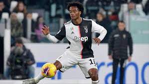Sustantivo de género exclusivamente masculino, que lleva los artículos el o un en singular, y los o unos en plural. Covid 19 Juventus Winger Cuadrado Tests Positive