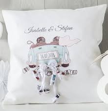Personalisiertes Kissen Mit Schleife Perfekt Fur Geldgeschenke Zur Hochzeit C Hochzeitsgeschenk Geld Basteln Hochzeit Kissen Geldgeschenk Hochzeit Verpacken