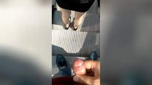 街头射精美女-手扶电梯涂鸦制服OL,妹子被射了一身-PORNBUS