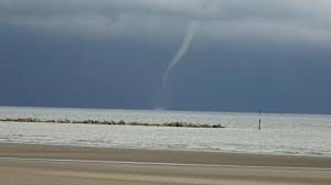 Tornade dans un bocal expérience facile à réaliser 🌪 il faut de l'eau du produit à bulles et du produit de vaisselle, un pot, bocal ou bouteille hermétique. Des Trombes Marines Au Large De Dunkerque Et Leffrinckoucke Ce Lundi Matin