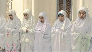 Jika salah seorang dari kalian shalat menghadap sesuatu yang ia jadikan sutrah terhadap orang lain, kemudian ada seseorang yang mencoba lewat di antara ia dengan sutrah, maka cegahlah. Haruskah Imam Jamaah Perempuan Mengeraskan Bacaan Dalam Shalat Bincang Muslimah