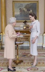 Acesta conţine, de obicei, peşte la grătar pe un pat de spanac sau de dovlecei ori pui la grătar cu o salată. Ce I A InvÄÈat Regina Elisabeta A Ii A Pe Copiii Angelinei Jolie Èi Ai Lui Brad Pitt Verdict Ro