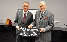 Tam adıyla ali yıldırım koç, 2 nisan 1967 'de i̇stanbul'da dünyaya gelmiştir. Rahmi Koc Ahmet Nur Cebi Yi Ziyaret Etti