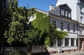 Kein anderer ort ist so stark mit der geschichte der deutschen demokratie und der nationalen einheit verbunden wie die frankfurter paulskirche. Frankfurter Villa Mit Seele Schoner Wohnen In 2021 Villa Fassade En Suite