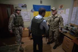 Президент украины владимир зеленский анонсировал проведение референдума по вопросу урегулирования военного конфликта на донбассе. Zelenskij Priehal V Donbass Gazeta Ru Foto