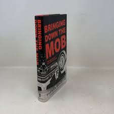 Bringing Down the Mob: The War Against the American Mafia: Reppetto,  Thomas: 9780805078022: Amazon.com: Books