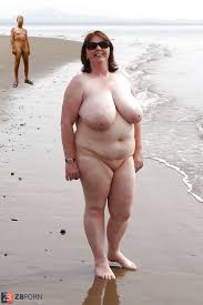 Naked BBWs outdoor - ZB Porn