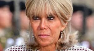 Hailey Bieber à Paris : gros malaise en pleine rue ! Son look no pants lui  a joué des tours (Vidéo)