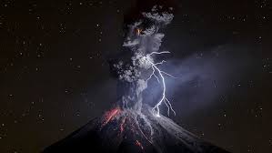 Karena kami sangat sadar bahwa banyak sekali situs web yang serupa dengan blog kami ini yang memiliki. Foto Letusan Gunung Berapi Gunung Berapi Pemandangan Awan Kilat Wallpaper Hd Wallpaperbetter