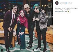 Kedua,kontennya kak ria itu totalitas banget.dari segi editing oke banget.bagus banget.kak ria ngeditnya nggak ngasal ngedit.trus sinematografinya juga bisa dibilang bagus.lalu dari kontennya pun juga menarik banget.kita nonton itu sekali aja rasanya itu kurang.pengun ngulang2 terus aja nontonnya. Cie Ria Ricis Dan Atta Halilintar Kompak Pamer Foto Samaan