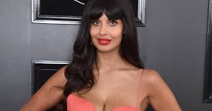 The british actress is concerned about how some diet products are being sold to. Jameela Jamil Sagt Dass Die Dehnungsstreifen Auf Ihren Brusten Ein Ehrenzeichen Sind