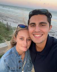 𝙋𝙖𝙞𝙣 𝙄𝙨 𝘼 𝘽𝙞𝙜𝙜𝙚𝙧 𝙈𝙤𝙩𝙞𝙫𝙖𝙩𝙤𝙧 𝙏𝙝𝙖𝙣 𝙋𝙡𝙚𝙖𝙨𝙪𝙧𝙚…  This is a concept that took me a long time to learn. For most of my life, I  avoided pain because it was…painful lol. I