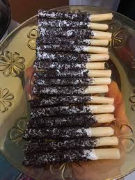Biskut coklat yang rangup dan sesuai dijadikan kudapan. Popia Pepero Viral Hanya Celup Coklat Putih Salut Serbuk Oreo Mingguan Wanita