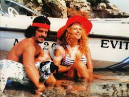 Πέθανε σε ηλικία 82 ετών από ανακοπή καρδιάς ο γνωστός σκηνοθέτης και αδερφός της αλίκης βουγιουκλάκη, τάκης βουγιουκλάκης όπως μετέδωσε το open. H Tolmhrh Fwtografish Ths Alikhs Me Ton Mponatso To 82 Pozare Topless Kai Apokalypse Ton Erwta Toys