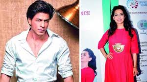 Shahrukh khan is surrounded by security at the airport. Shah Rukh Khan Will Make More Time For Juhi Chawla